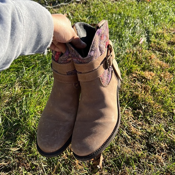 Women’s leather ankle Booties. - Picture 5 of 11